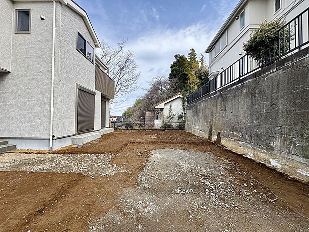 2台分可能なゆとりの敷地。1台の方でもお客様が来られた時に安心です