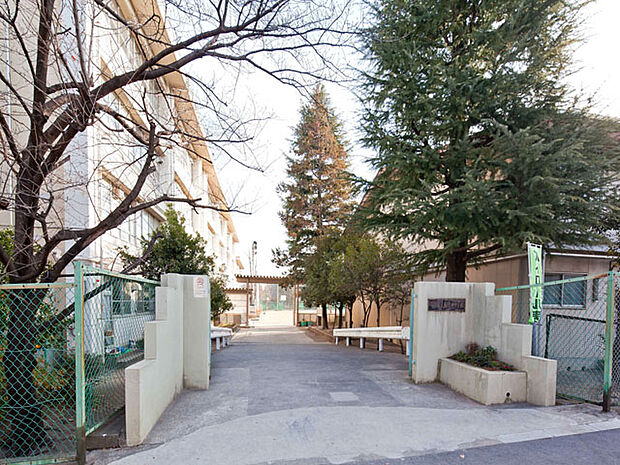 川崎市立西生田中学校　距離約550m