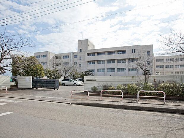伊勢原市立中沢中学校 距離約2100m