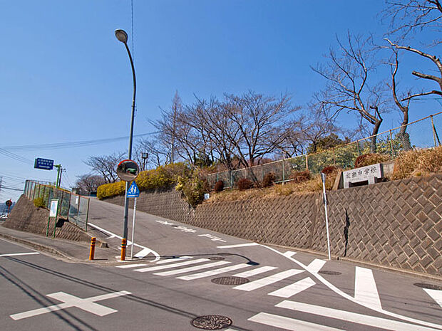 伊勢原市立成瀬中学校 距離約2200m