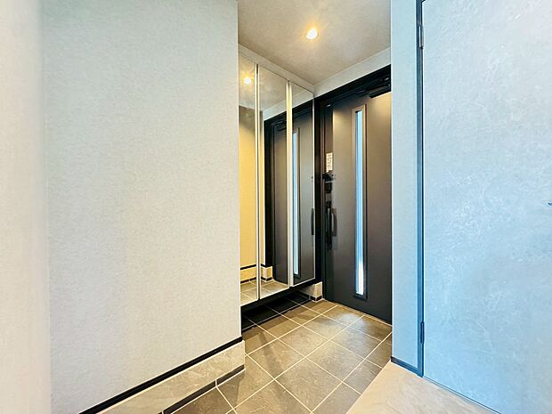 明るさとコントラストを兼ね備えた玄関