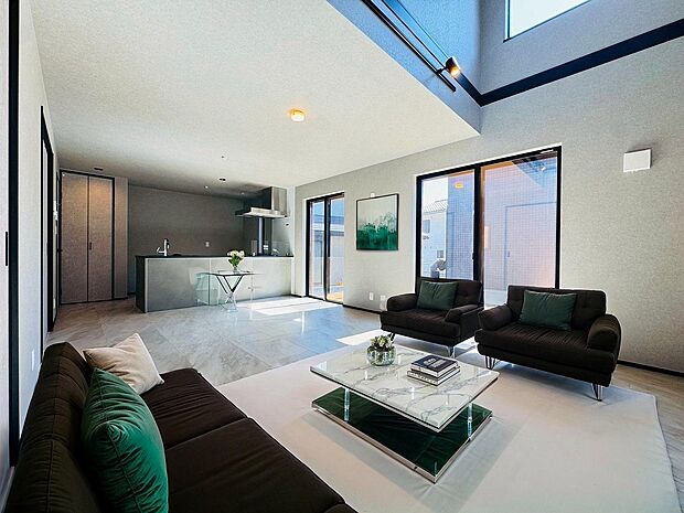 家具はCGで作成しており、実際に現地に家具は置かれておりません。また、価格に家具は含まれておりません。