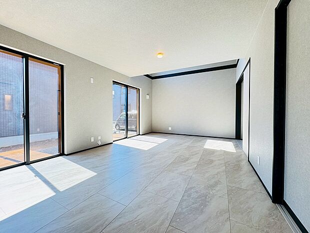 明るいリビングルームは自然と家族が集まるコミュニケーションの場所に