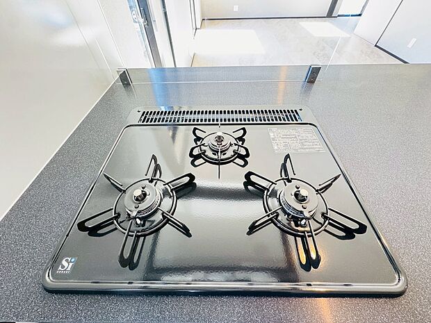 3口ガスコンロでお料理のスピードもUP 効率よくお料理ができますね