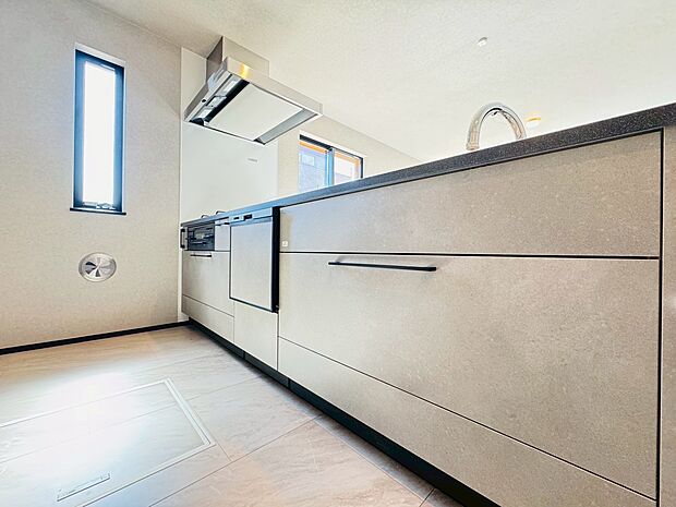 ビルトイン式食洗機を標準完備した、機能性に優れたシステムキッチン