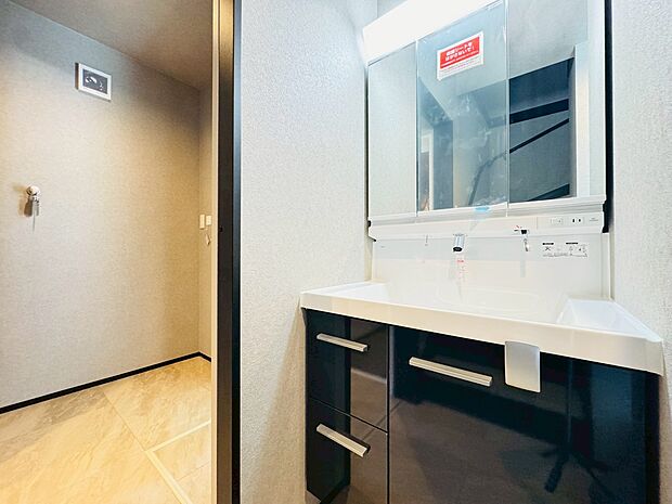 大きな洗面鏡付き!朝の身支度も楽しくなりますね