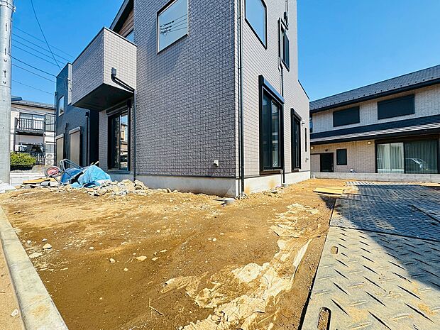 2台分可能なゆとりの敷地。1台の方でもお客様が来られた時に安心です