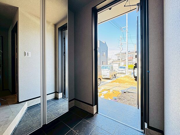 落ち着いた雰囲気の玄関、家族の帰りを暖かく迎えてくれます
