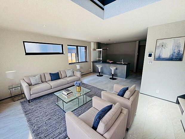 家具はCGで作成しており、実際に現地に家具は置かれておりません。また、価格に家具は含まれておりません。