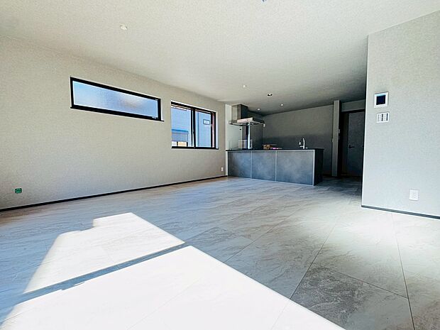 明るいリビングルームは自然と家族が集まるコミュニケーションの場所に