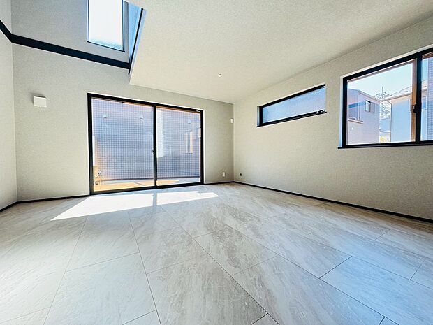 窓からの暖かい陽射しで会話もはずむ明るいリビング