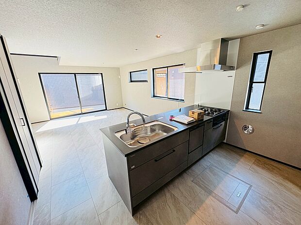 陽光のさしこむ明るいリビングダイニングは家族の大切な場所の一つ