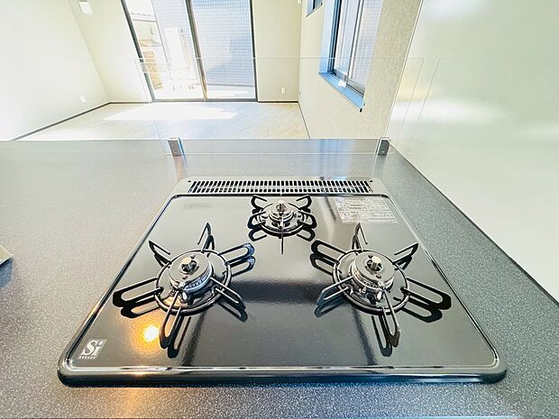 3口ガスコンロでお料理のスピードもUP 効率よくお料理ができますね