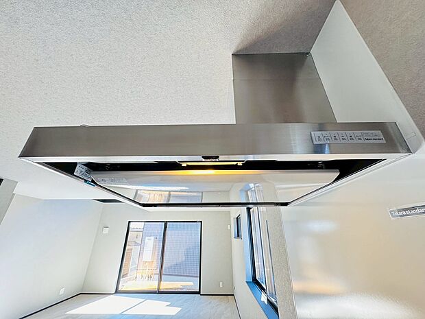 レンジフードは料理中の蒸気や臭い、油煙など効率よく外気へ排出します