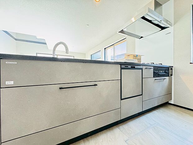 ビルトイン式食洗機を標準完備した、機能性に優れたシステムキッチン