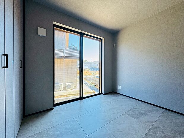 窓のある落ち着いた雰囲気のお部屋