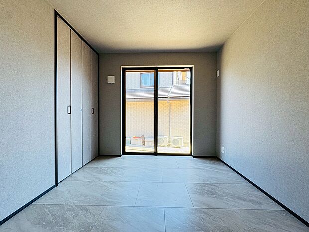 採光のある洋室は、くつろぎのひと時を過ごすのに良いですね