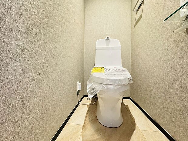 トイレには快適な温水洗浄便座付