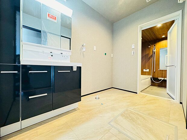 大きな洗面鏡付き！朝の身支度も楽しくなりますね