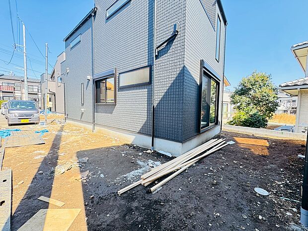 2台分可能なゆとりの敷地。1台の方でもお客様が来られた時に安心です