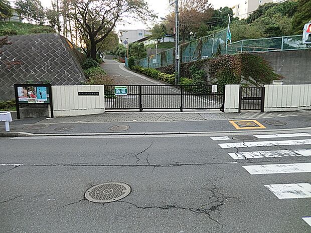 横浜市立芹が谷中学校　距離約1200m