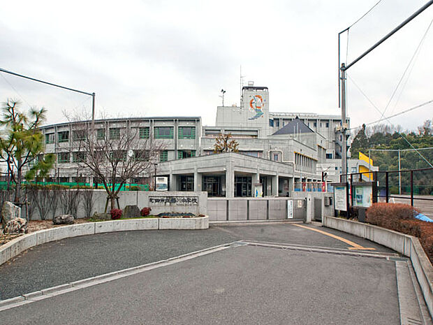 町田市立鶴川中学校　距離約600m