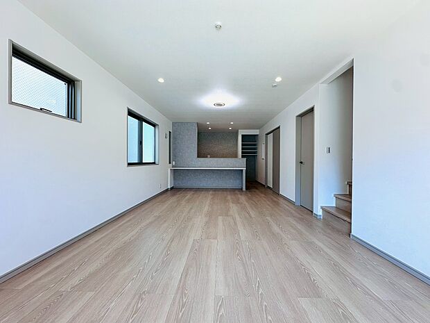 家具はCGで作成しており、実際に現地に家具は置かれておりません。また、価格に家具は含まれておりません。