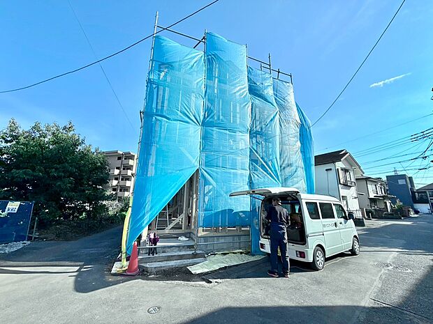 建設中の住宅、足場にブルーシートが設置されている様子