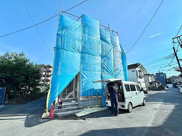 建築中の住宅でブルーシートがかかっています