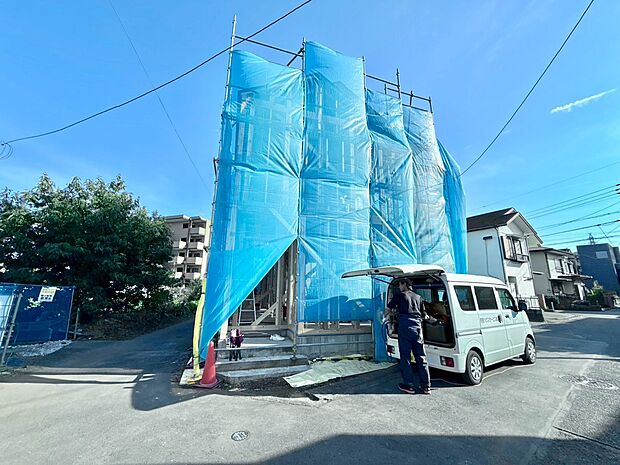 建築中の住宅外観、足場にブルーシートが設置されている様子
