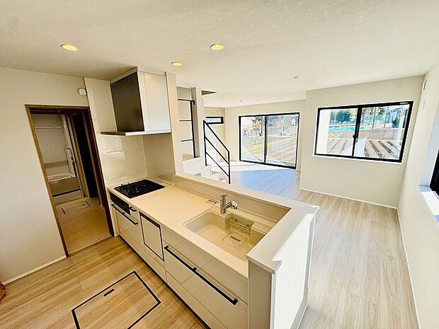 窓には高い断熱効果を持つペアガラスを全居室に使用