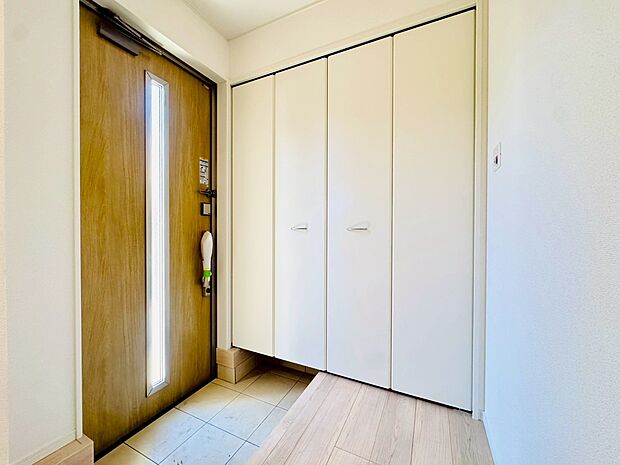 明るさとコントラストを兼ね備えた玄関