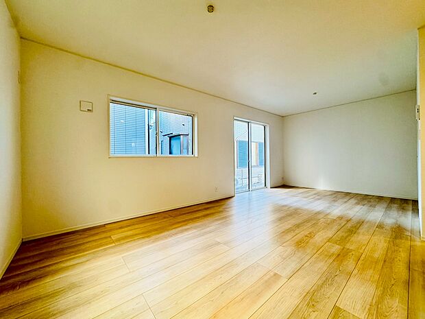 明るいリビングルームは自然と家族が集まるコミュニケーションの場所に