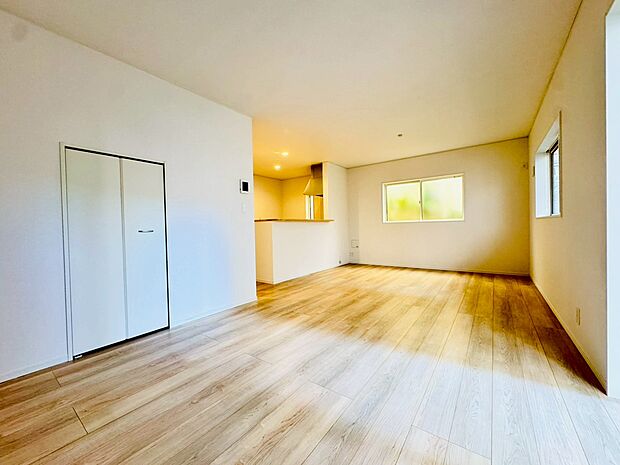 窓からの暖かい陽射しで会話もはずむ明るいリビング