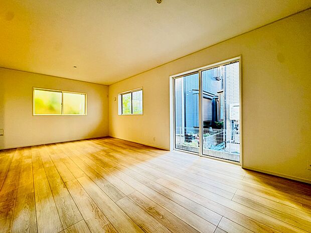 陽光のさしこむ明るいリビングダイニングは家族の大切な場所の一つ