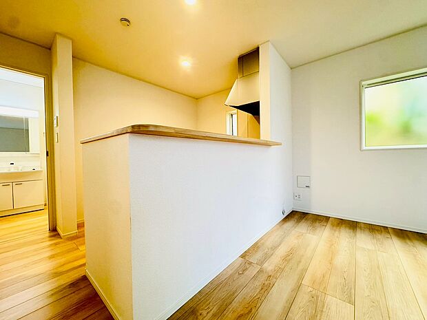 自然光が入る明るいリビングダイニング