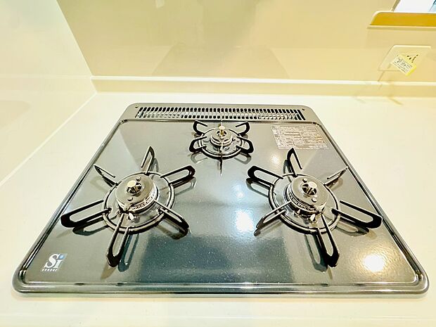 3口ガスコンロでお料理のスピードもUP 効率よくお料理ができますね