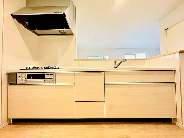 対面キッチンからはリビング全体が見渡せてお子様がいても安心な空間