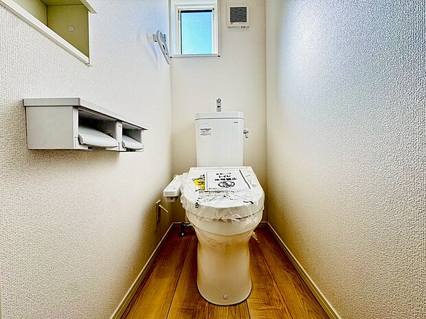 トイレには快適な温水洗浄便座付