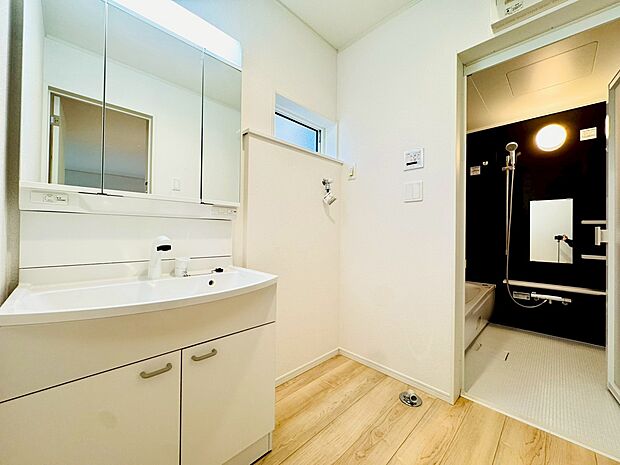 歯ブラシや洗面グッズなども収納できる三面鏡はお手入れも簡単です!大