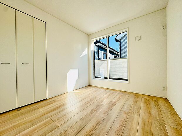 窓のある落ち着いた雰囲気のお部屋