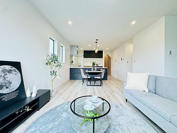 広がりのある空間、家族の集まるリビングダイニング