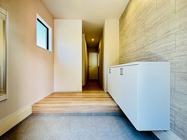 充実の玄関収納があり、ご家族分の履物も十分収納できるでしょう