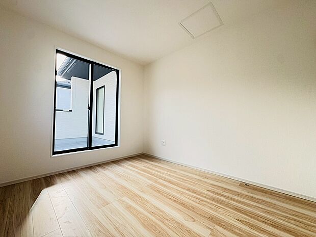 窓のある明るいベッドルーム