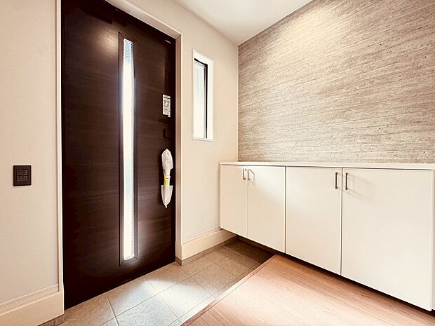 明るさとコントラストを兼ね備えた玄関