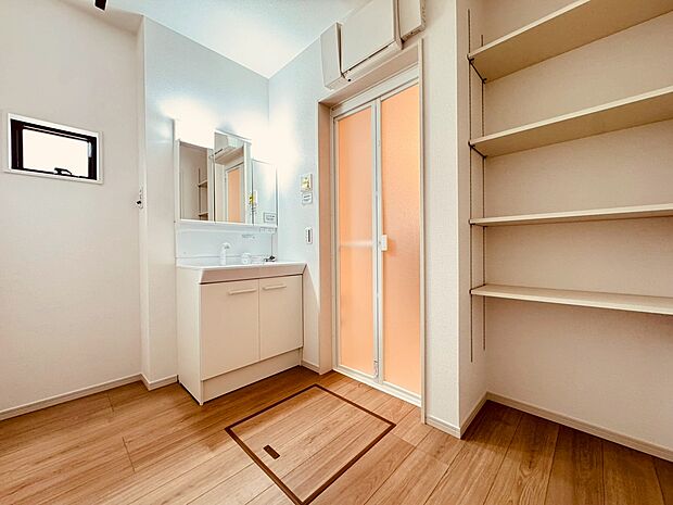 歯ブラシや洗面グッズなども収納できる三面鏡はお手入れも簡単です!