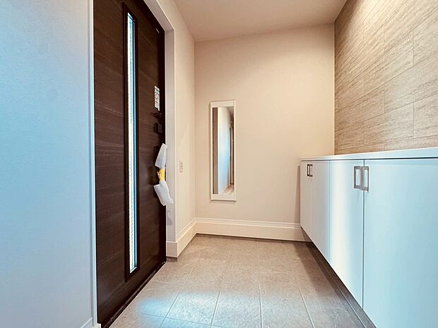 落ち着いた雰囲気の玄関、家族の帰りを暖かく迎えてくれます