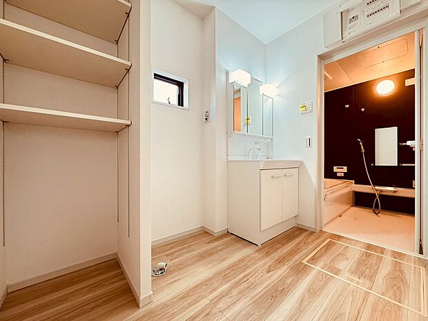 歯ブラシや洗面グッズなども収納できる三面鏡はお手入れも簡単です！