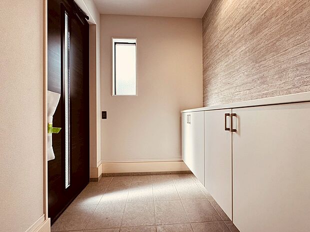 落ち着いた雰囲気の玄関、家族の帰りを暖かく迎えてくれます