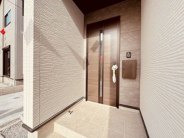 明るさとコントラストを兼ね備えた玄関